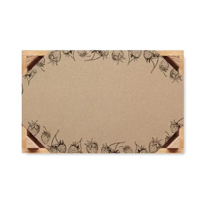 Notepad dreptunghiular din carton maro deschis cu bordură decorativă cu căpșuni desenate în cerneală neagră