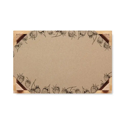 Notepad dreptunghiular din carton maro deschis cu bordură decorativă cu căpșuni desenate în cerneală neagră