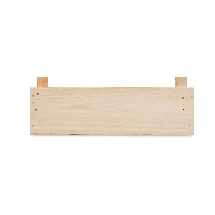 Trusa de capsuni in lada de lemn usoara cu design rustic simplu si manere patrate mici din lemn deschis la culoare