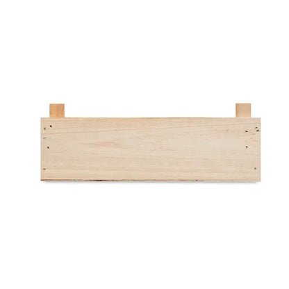 Trusa de capsuni in lada de lemn usoara cu design rustic simplu si manere patrate mici din lemn deschis la culoare