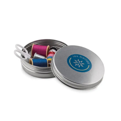 Trusa de cusut circulara din metal argintiu cu logo albastru contine bobine colorate de ata si foarfeca alba