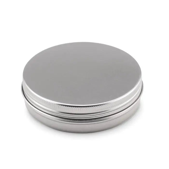 Trusa de cusut într-o cutie rotundă metalică argintie cu capac neted și margine zimțată pentru deschidere facilă