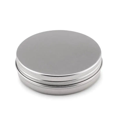 Trusa de cusut într-o cutie rotundă metalică argintie cu capac neted și margine zimțată pentru deschidere facilă