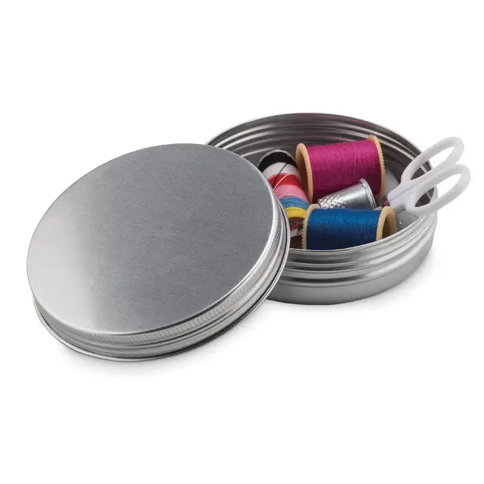 Trusă de cusut din metal argintiu cu ace colorate și foarfecă albă pentru cusut manual