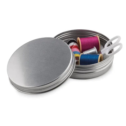 Trusă de cusut din metal argintiu cu ace colorate și foarfecă albă pentru cusut manual