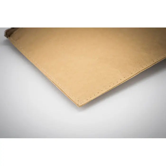 Trusa din hartie tesata un sleeve pentru laptop din piele tan cu cusaturi vizibile pe margini