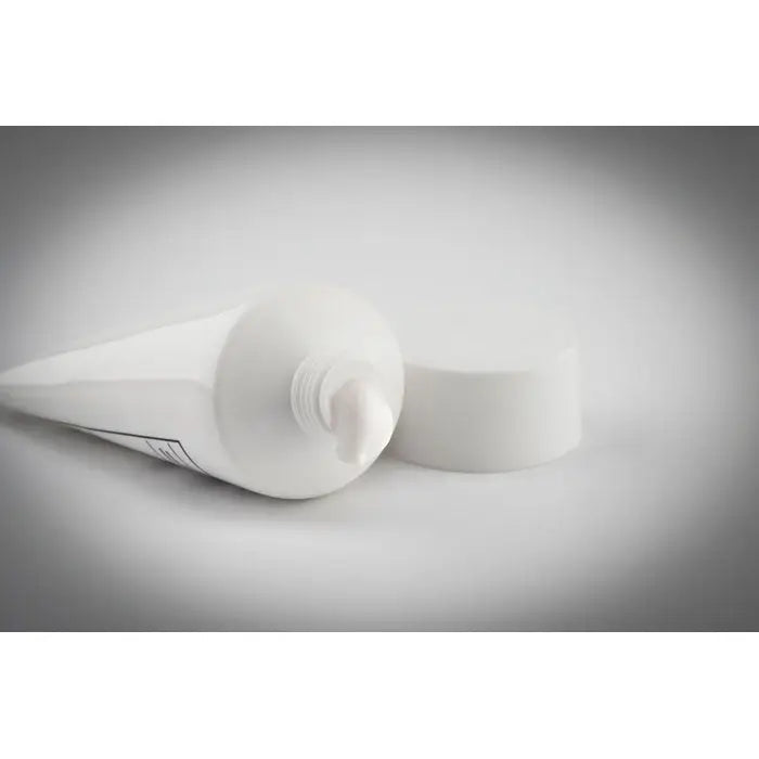 Tub alb din plastic de 45 ml cu capac asortat, deschis partial, aratand lotiune protectie solara cremoasa alba