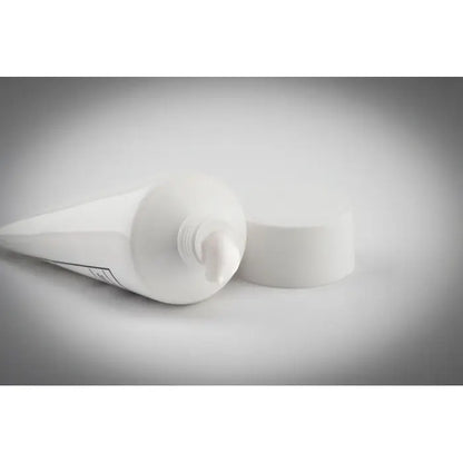 Tub alb din plastic de 45 ml cu capac asortat, deschis partial, aratand lotiune protectie solara cremoasa alba