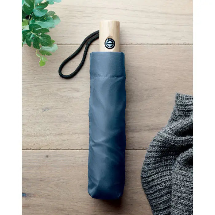 Umbrelă compactă albastru navy de 23 inch cu mâner din lemn deschis și bretea din material rpET negru