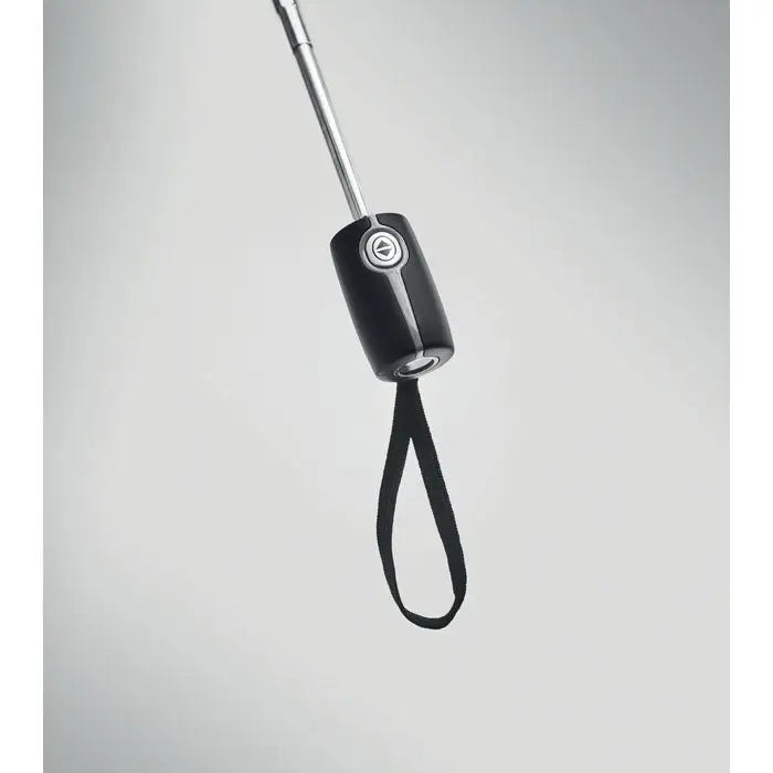 Maner negru de umbrela de lux rezistenta la vant de 21 inch cu ax metalic argintiu si logo circular pe grip