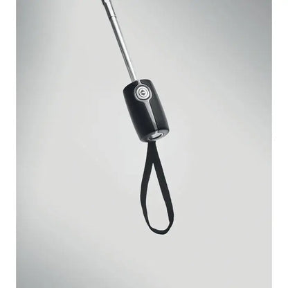 Maner negru de umbrela de lux rezistenta la vant de 21 inch cu ax metalic argintiu si logo circular pe grip