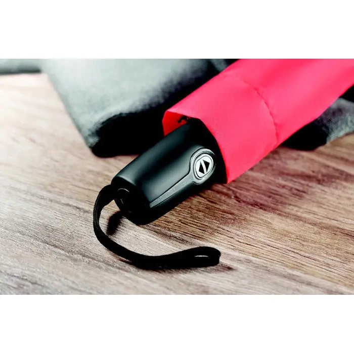 O umbrelă de lux rezistentă la vânt de 21 inch, compactă, roz vibrant, cu mâner și grip negri eleganți