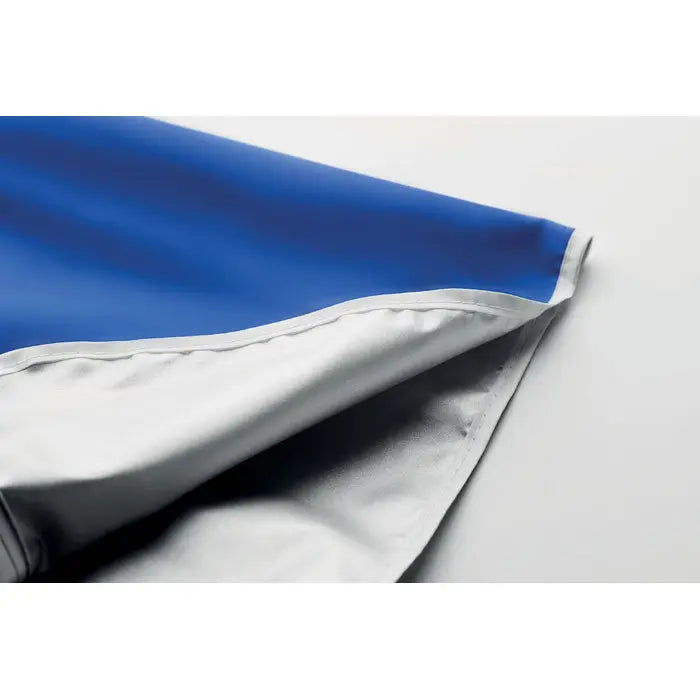 Umbrela de soare portabila cu husa din material albastru si alb doua nuante cu suprafata exterioara mata usor reflectorizanta
