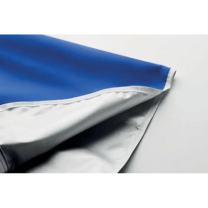 Umbrela de soare portabila cu husa din material albastru si alb doua nuante cu suprafata exterioara mata usor reflectorizanta