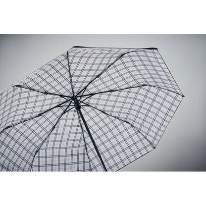 Umbrela pliabila de 23 inch cu model in carouri alb si negru si design modern si elegant