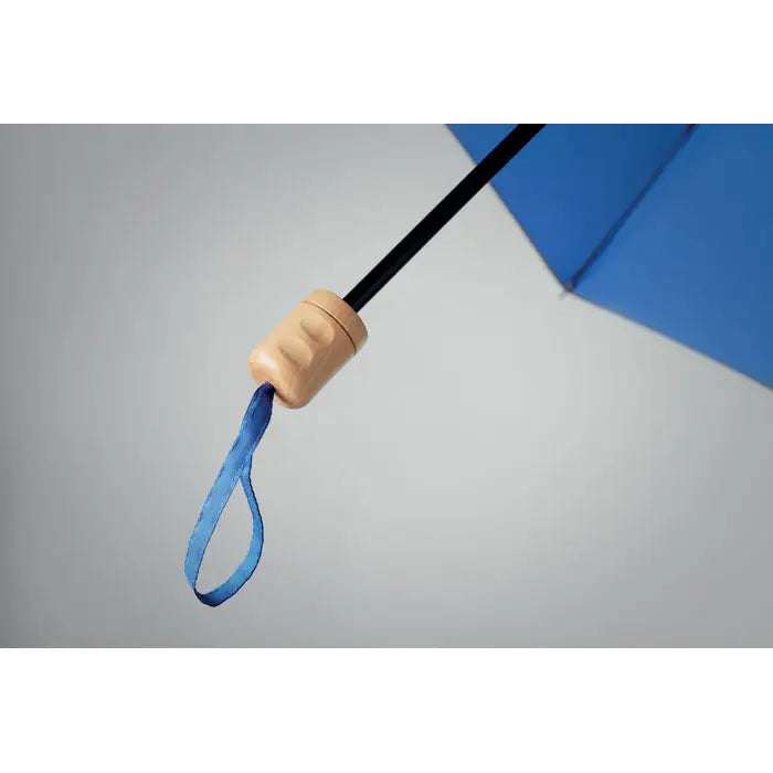 Umbrelă pliabilă de 21 inch albastră cu mâner din lemn și curea asortată din rpET