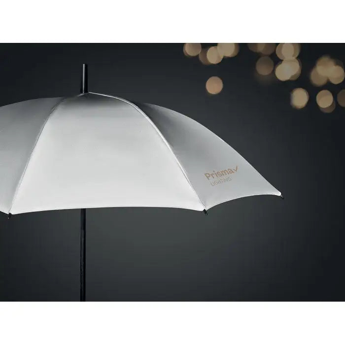 Umbrelă reflectorizantă de 23 inch albă, cu mâner negru și design modern pentru protecție stilată