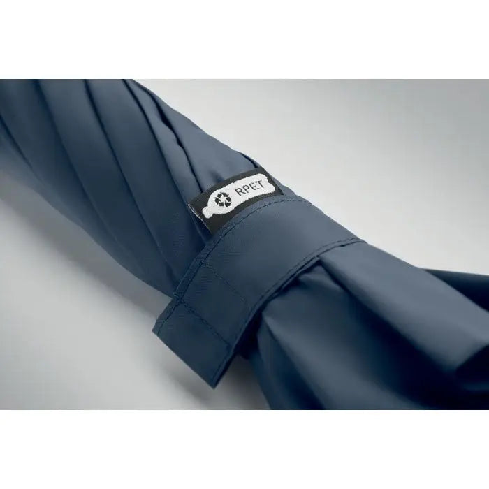 Umbrela rezistenta la vant de 27 inch albastru inchis, pliata elegant, cu eticheta neagra din material reciclat rPET