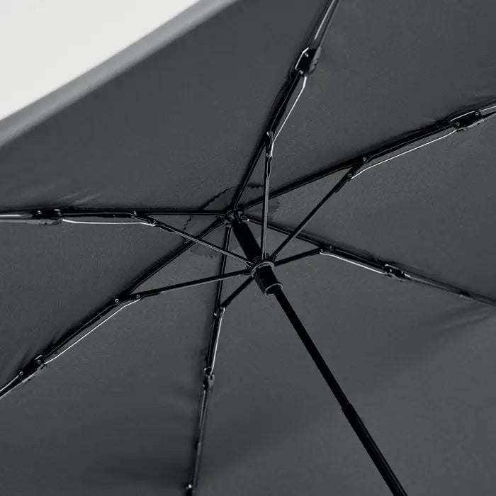 Umbrelă usoară pliabilă neagră cu design minimalist și articulații metalice pentru portabilitate ușoară