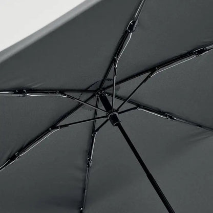 Umbrelă usoară pliabilă neagră cu design minimalist și articulații metalice pentru portabilitate ușoară