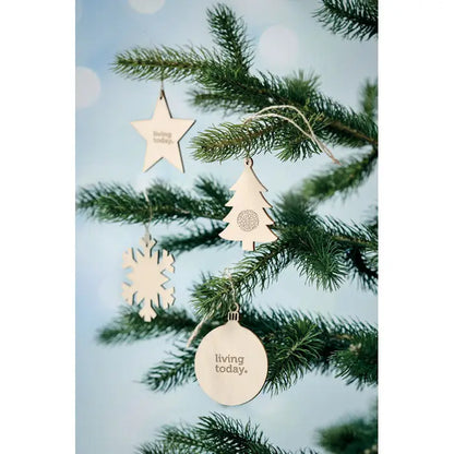 Set de patru ornamente minimaliste din lemn pentru brad cu mesajul gravat living today în forme de stea copac fulg și glob