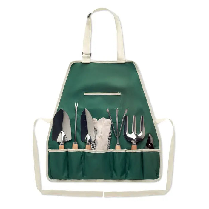 Sort de gradina verde cu bretele crem si buzunare, tinand un set de unelte inoxidabile si manusi