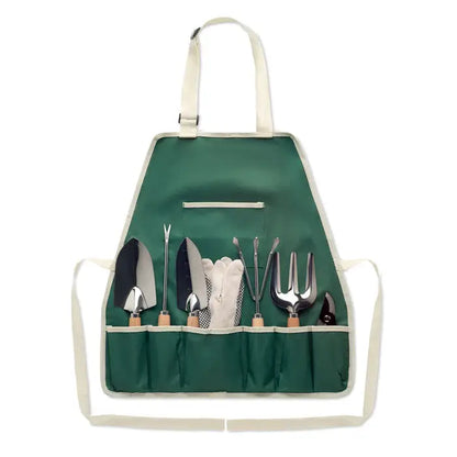 Sort de gradina verde cu bretele crem si buzunare, tinand un set de unelte inoxidabile si manusi
