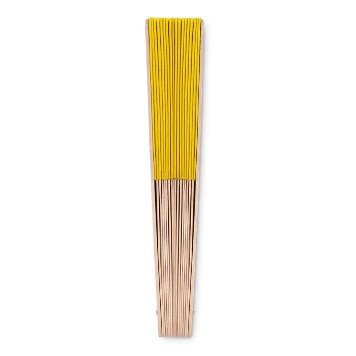 Ventilator manual din lemn cu evantai pliabil galben vibrant si toarte din lemn natural