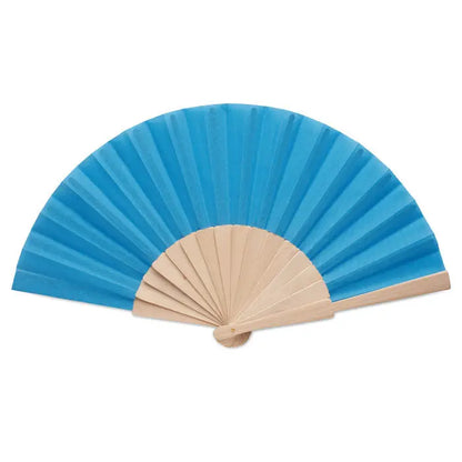Ventilator manual din lemn cu evantai albastre deschis si rama din lemn natural