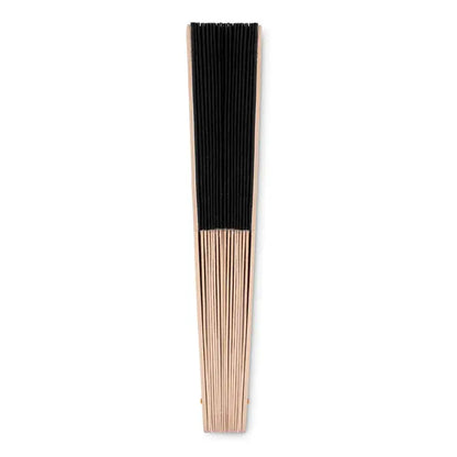 Ventilator manual din lemn cu suprafata neagra texturata si spițe din lemn deschis la culoare