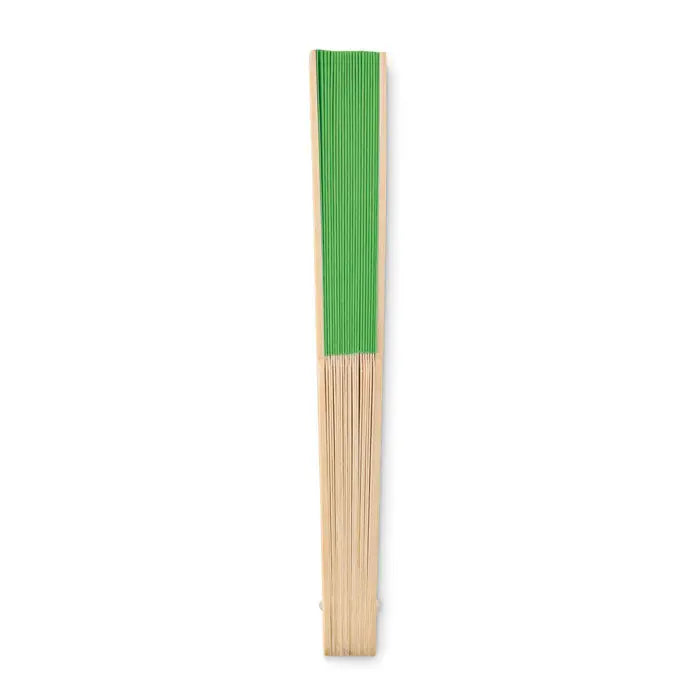 Ventilator manual din bambus pliat cu panza verde vibranta si spițe din lemn natural pentru racorire manuala