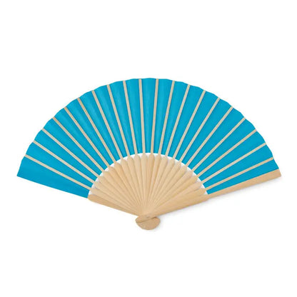 Ventilator manual manual albastru deschis cu spițe din lemn bej și mâner asortat