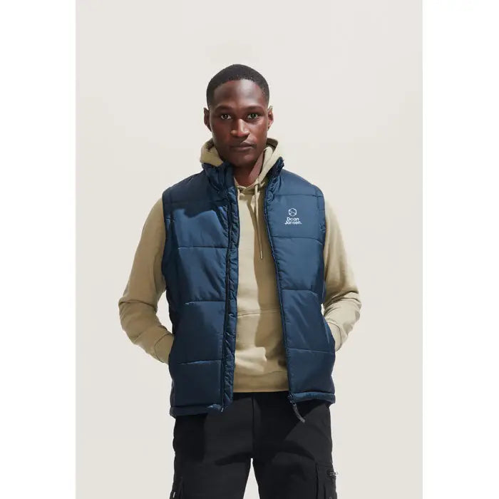Vesta navy blue matlasata cu design matlasat si logo alb mic pe piept, model warm caps pentru sezon rece