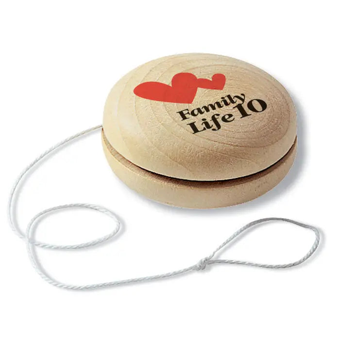 Yoyo din lemn deschis cu inima rosie si inscriptia family life 10 gravata pe suprafata conectat prin sfoara alba